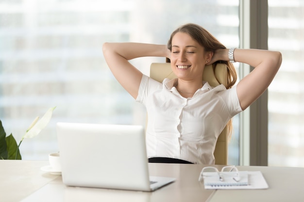 Senhora de negócios satisfeito assistindo o trabalho concluído