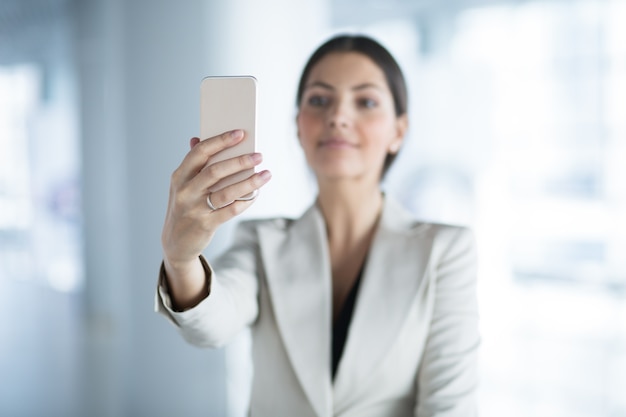 Foto grátis senhora do negócio fazendo selfie com smartphone