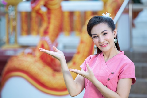 Foto grátis senhora do norte tailandesa sorrindo na camisa rosa