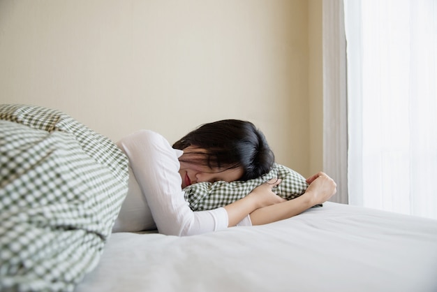 Foto grátis senhora dormir feliz e calma no quarto da cama limpa pela manhã