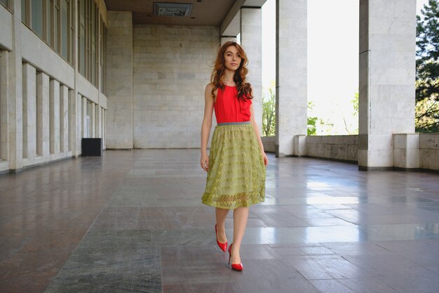 Senhora elegante andando sozinho na rua