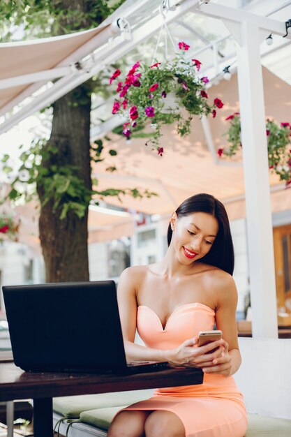 Senhora elegante com laptop