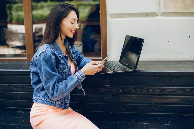 Senhora elegante com laptop