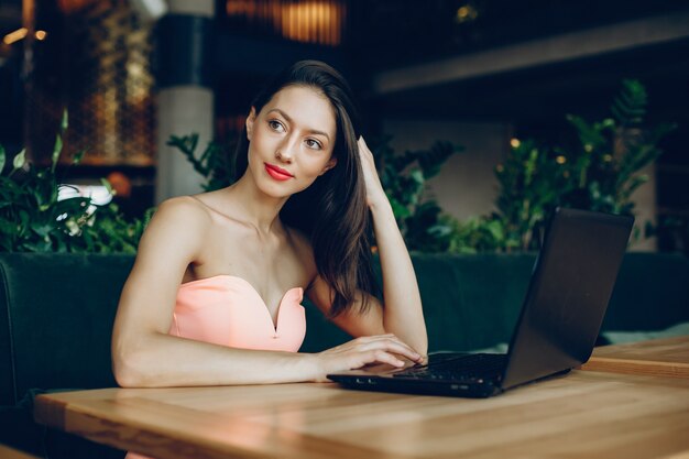 Senhora elegante com laptop