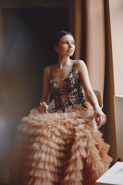 Foto grátis senhora em vestido de noite. mulher elegante em um vestido longo.