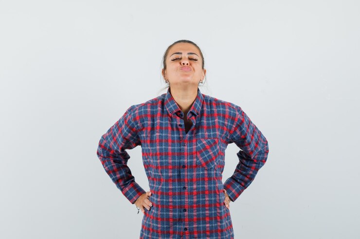 Foto grátis senhora fazendo beicinho com os lábios em uma camisa casual e linda. vista frontal.