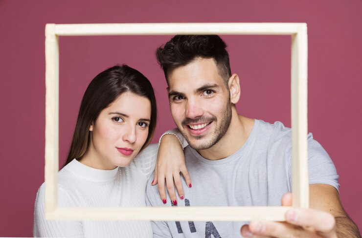 Foto grátis senhora jovem, com, passe ombro, de, sujeito positivo, mostrando, frame foto