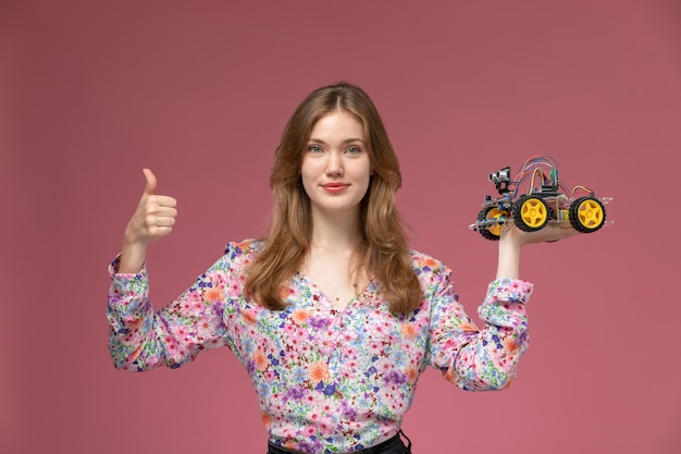 Senhora loira de frente mostrando que está tudo bem no carrinho de brinquedo