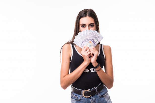 Foto grátis senhora morena tímida em jeans azul curto segurar fã de notas de dólar