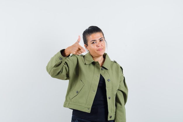 Foto grátis senhora mostrando o polegar para cima na jaqueta