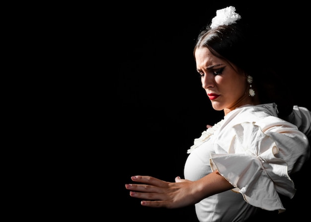 Senhora, olhar baixo, dançar flamenco