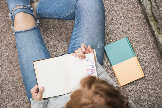 Senhora, segurando, caderno, ligado, passos