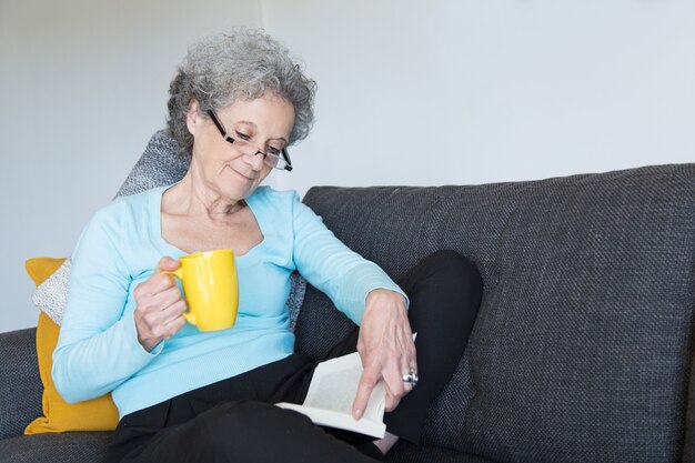 Senhora sênior positiva que aprecia romance emocionante