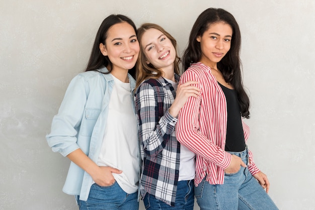 Foto grátis senhoras em pé juntos, sorrindo e olhando para a câmera