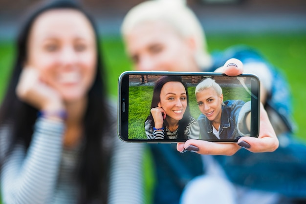 Foto grátis senhoras fazendo selfie no parque