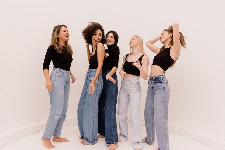 Foto grátis senhoras jovens e adultas interraciais engraçadas de comprimento total em roupas casuais estão rindo sobre fundo branco