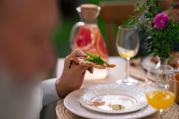 Foto grátis sênior de alto ângulo com comida deliciosa