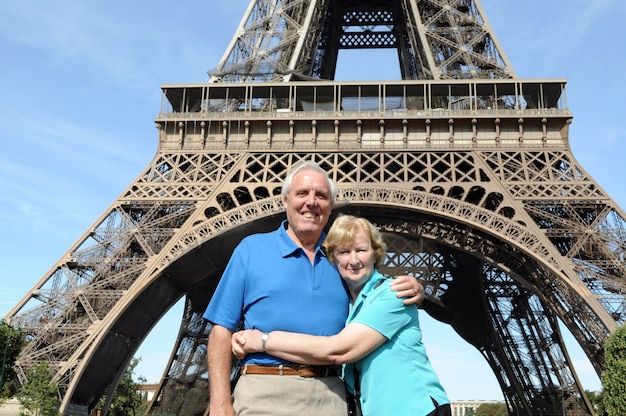 Foto grátis sênior, par, segurando, frente, eiffel, torre, paris