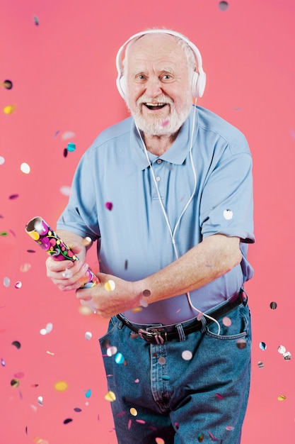 Foto grátis sênior sorridente com fones de ouvido