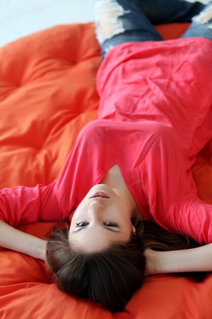 Sensual mulher jovem sonhando em um cobertor