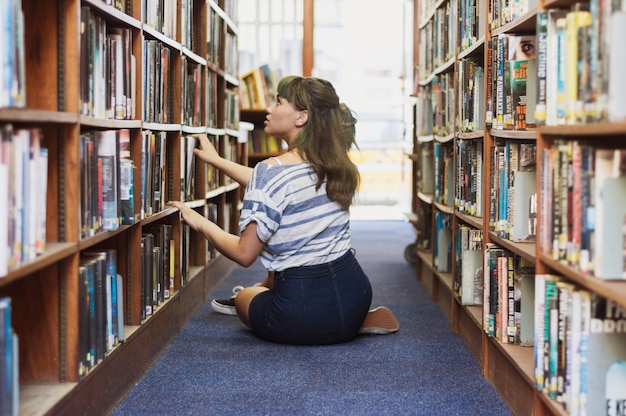 Sentando, menina, procurar, livro