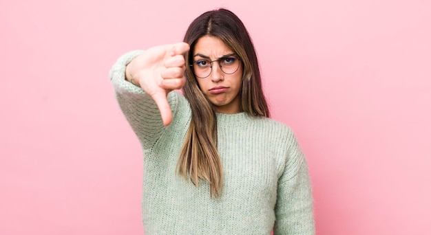 sentimento zangado irritado irritado desapontado ou descontente mostrando o polegar para baixo com um olhar sério