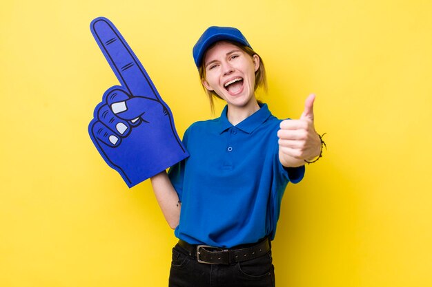 Sentindo-se orgulhoso sorrindo positivamente com polegares para cima