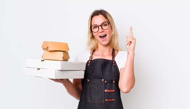 sentindo-se um gênio feliz e animado depois de realizar uma ideia