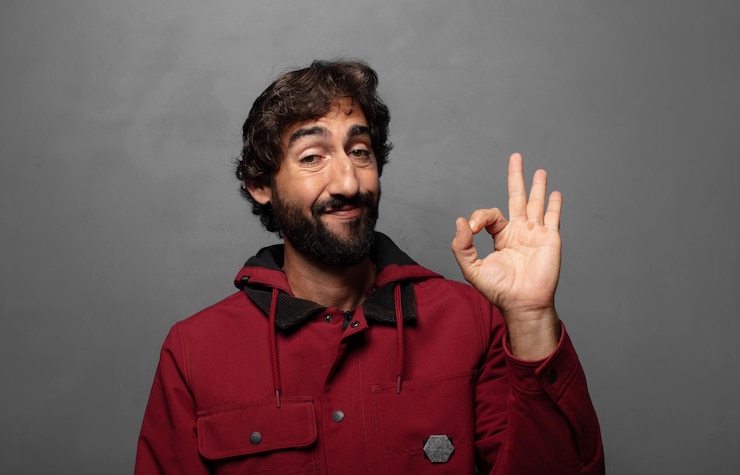 Foto grátis sentir-se feliz, relaxado e satisfeito, mostrar aprovação com um gesto de "ok", sorrir