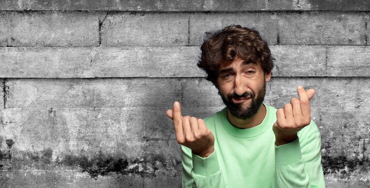 Foto grátis sentir-se triste e estressado sem dinheiro gesto com um olhar negativo e ansioso