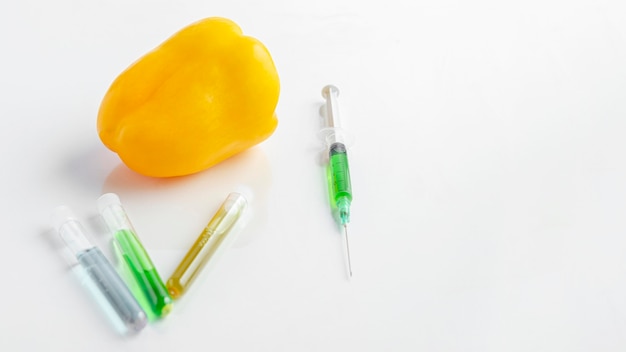 Foto grátis seringa e pimentão amarelo de alta vista