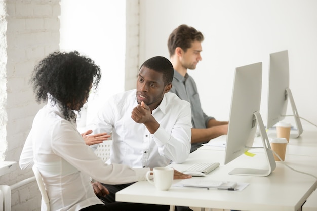 Sério, americano africano, colegas, falando, discutir, projeto, junto, em, local trabalho