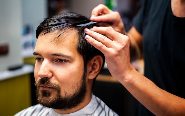 Foto grátis sério cliente sentado ainda por um corte de cabelo