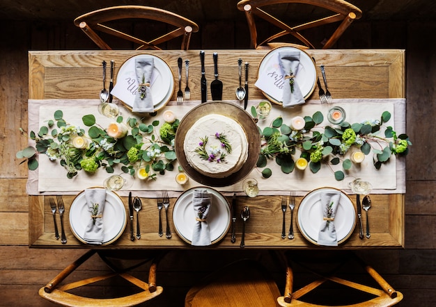 Serviço de configuração de mesa de restaurante elegante para recepção