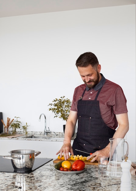 Servo de homem cozinhando na cozinha