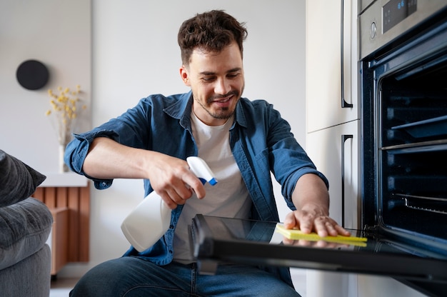 Foto grátis servo de homem fazendo tarefas ao redor da casa