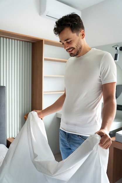 Foto grátis servo de homem fazendo tarefas ao redor da casa