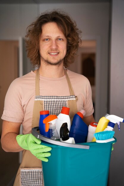 Servo de homem fazendo tarefas ao redor da casa