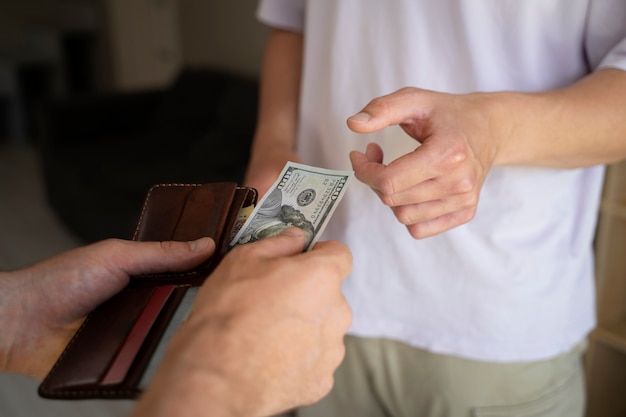 Servo de homem sendo pago pelo proprietário