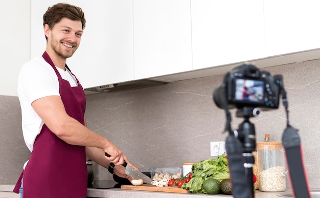 Sessão de culinária masculina considerável da gravação