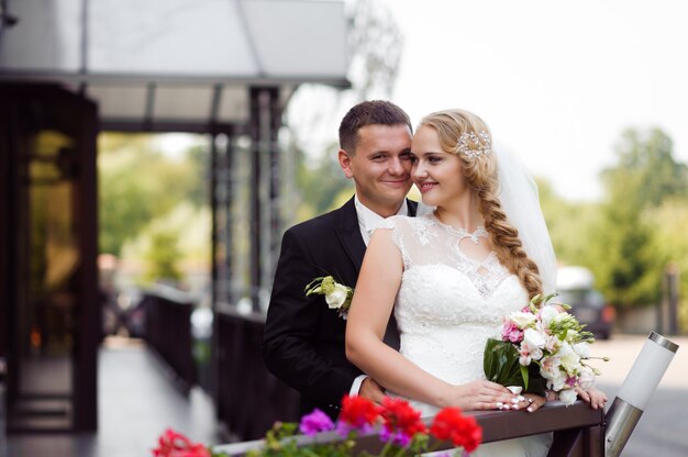 Sessão de fotos de casal no dia do casamento