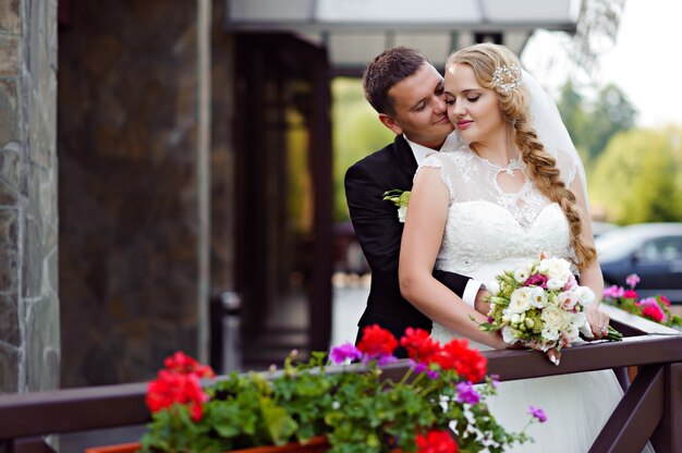 Sessão de fotos de casal no dia do casamento