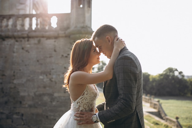 Foto grátis sessão de fotos de casamento do jovem casal fora