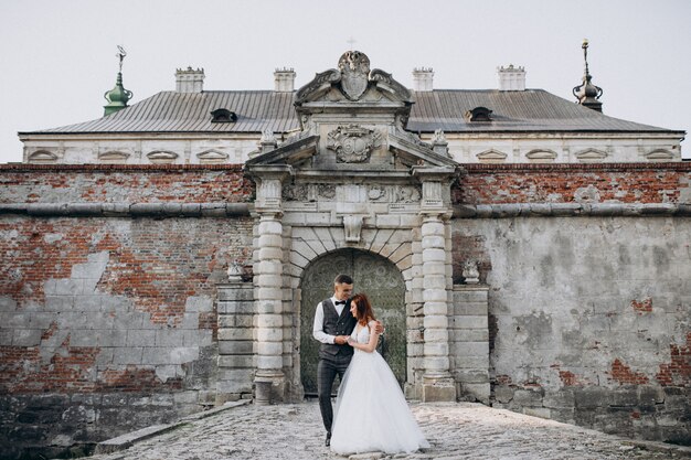 Sessão de fotos de casamento do jovem casal fora