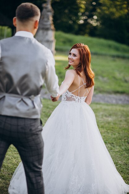 Sessão de fotos de casamento do jovem casal fora