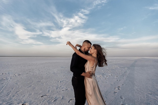 Foto grátis sessão de noivado de casal elegante