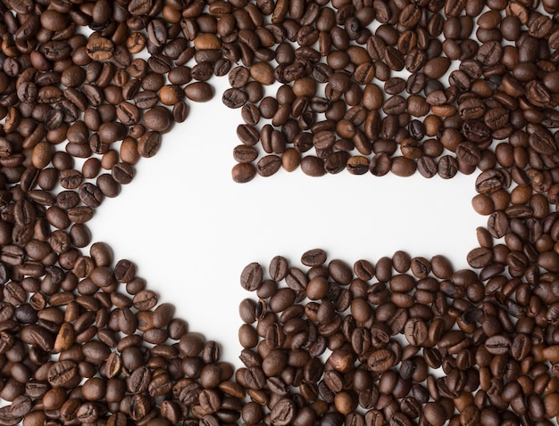 Seta através de grãos de café, apontando para a esquerda