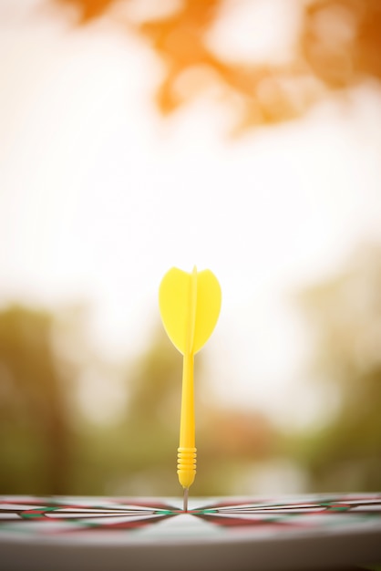 Foto grátis seta de dardo amarelo atingindo o centro do dardo.