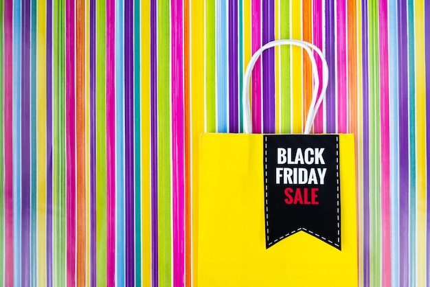 Sexta-feira negra saco de compras em fundo colorido