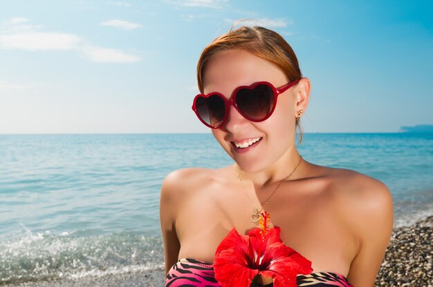 Sexy menina vermelha com biquíni na praia